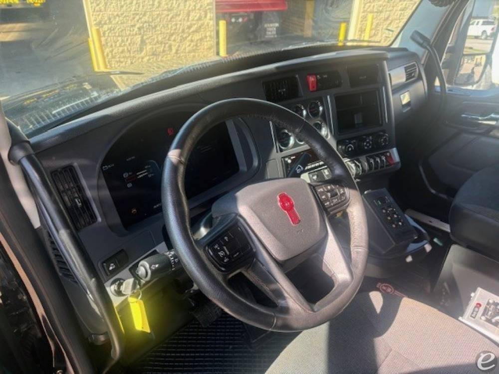 2025 Kenworth T880