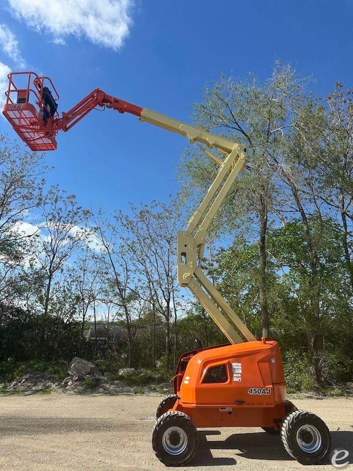 2017 JLG 450AJ