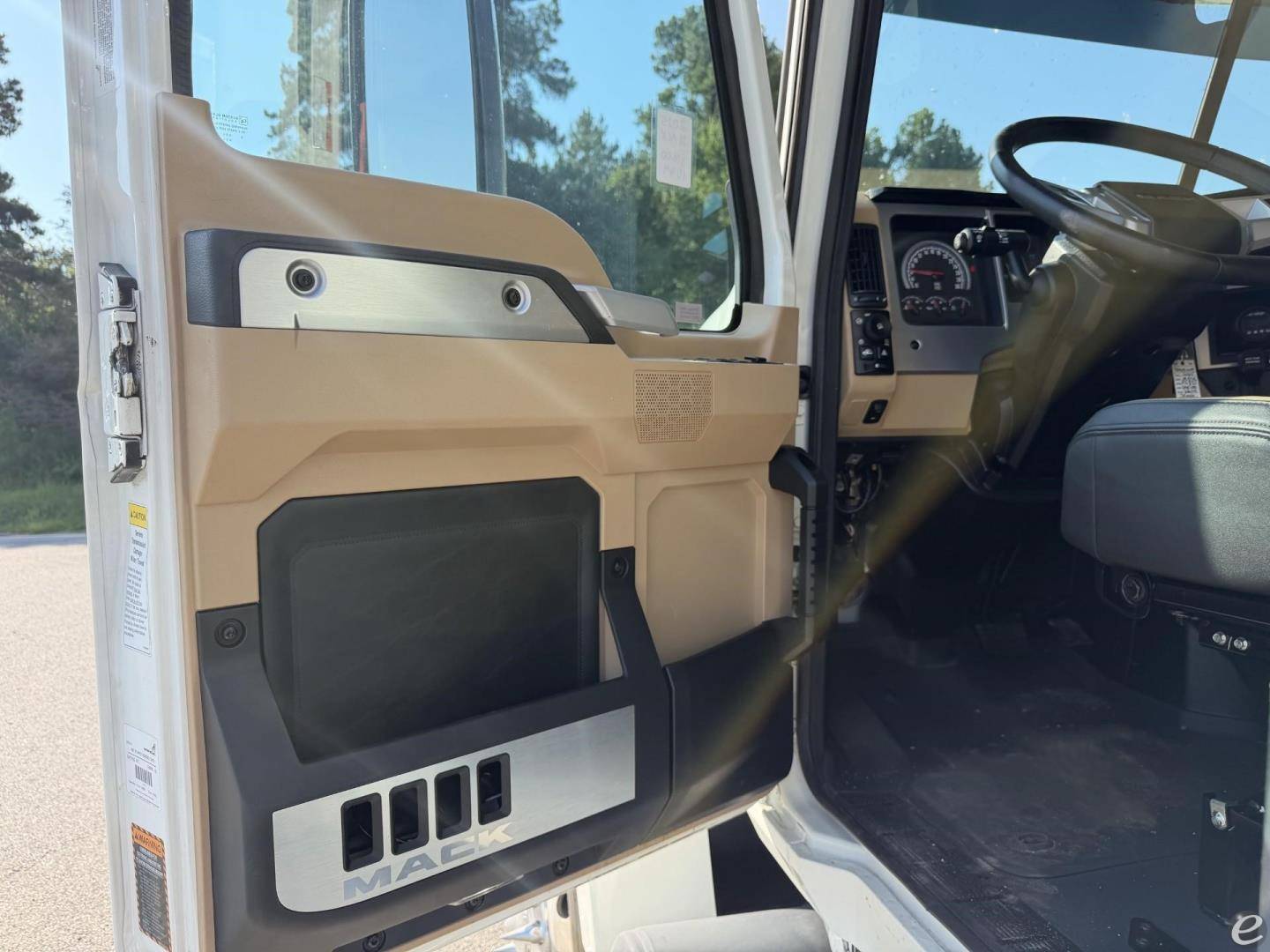 2025 Mack PINNACLE 84T