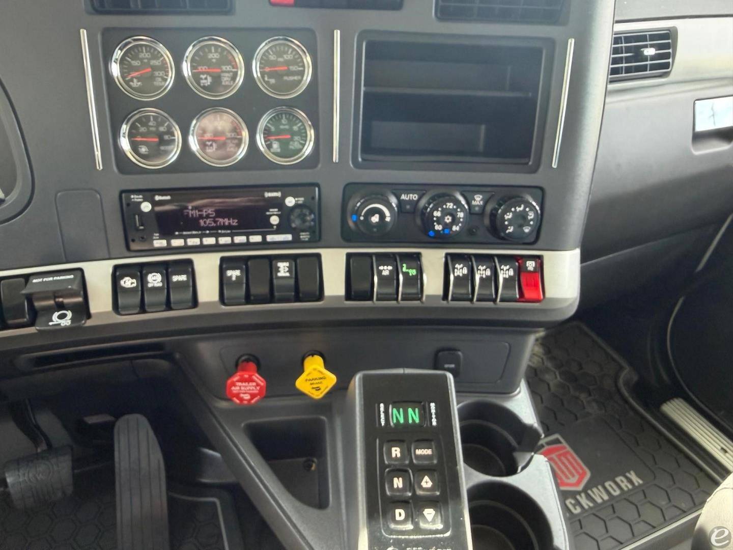 2025 Kenworth T880