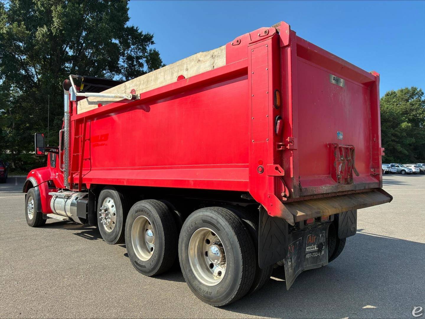 2023 Kenworth W990