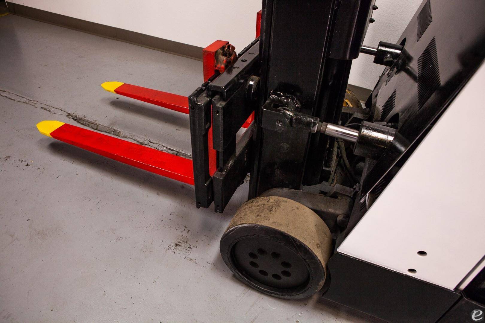 1990 Crown 30RCTT-S Electric Forklift - 123Forklift