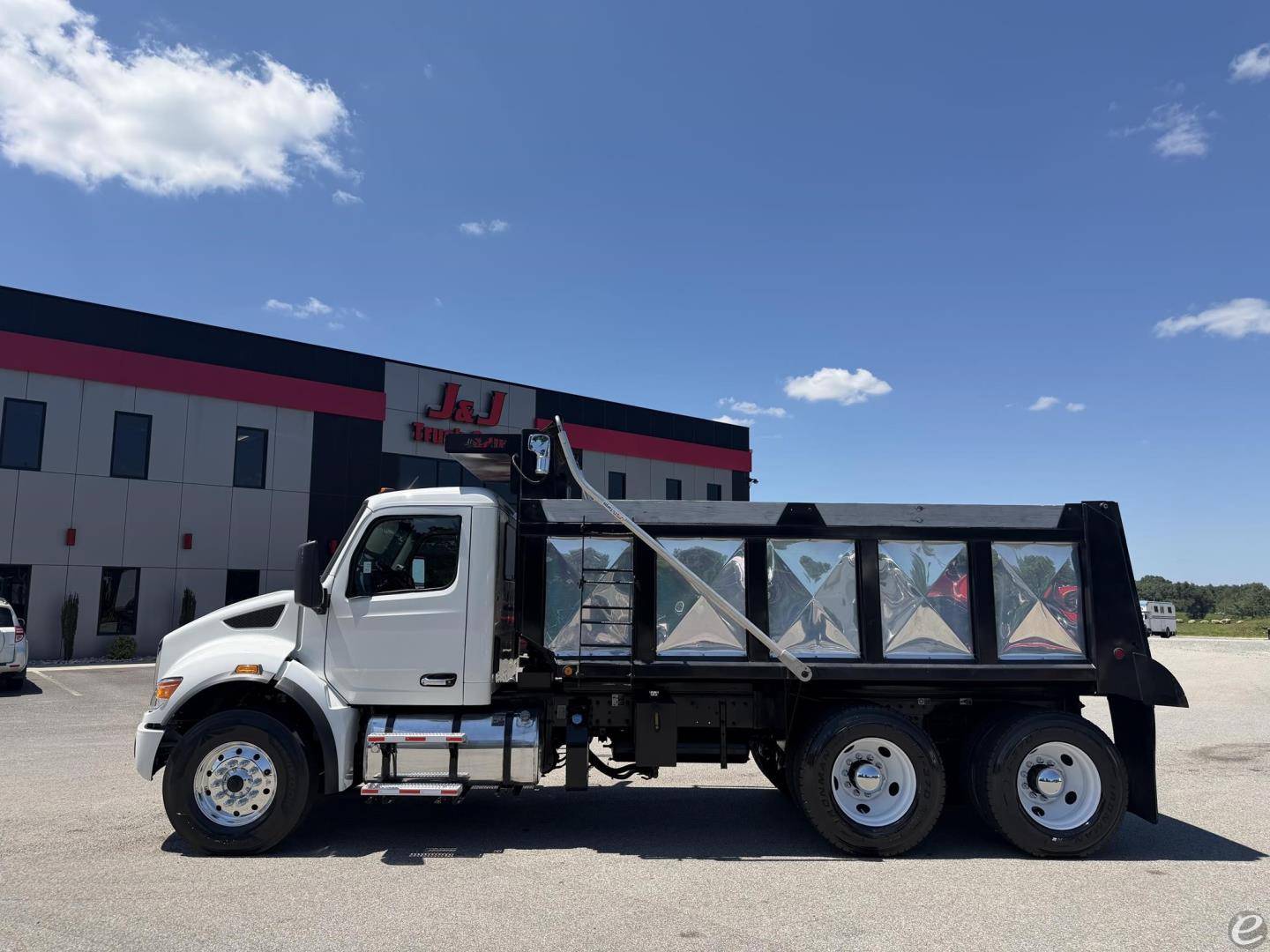 2023 Peterbilt 548