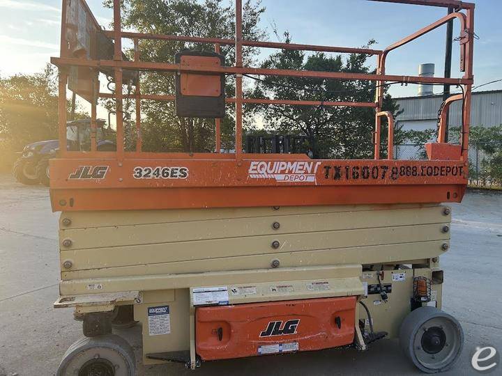 2017 JLG 3246ES