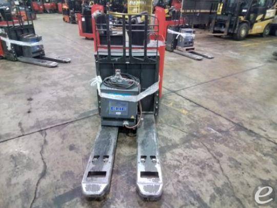 2017 Raymond 8900