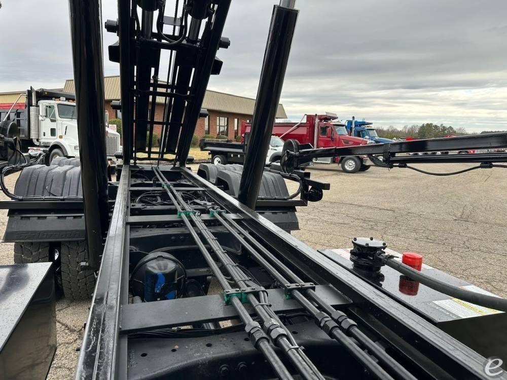2025 Kenworth T880