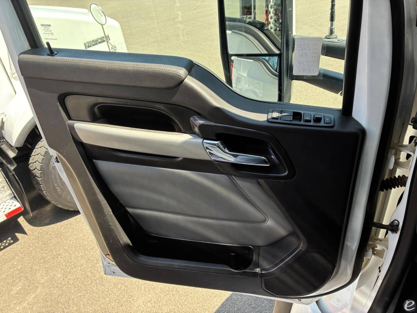 2025 Kenworth T880