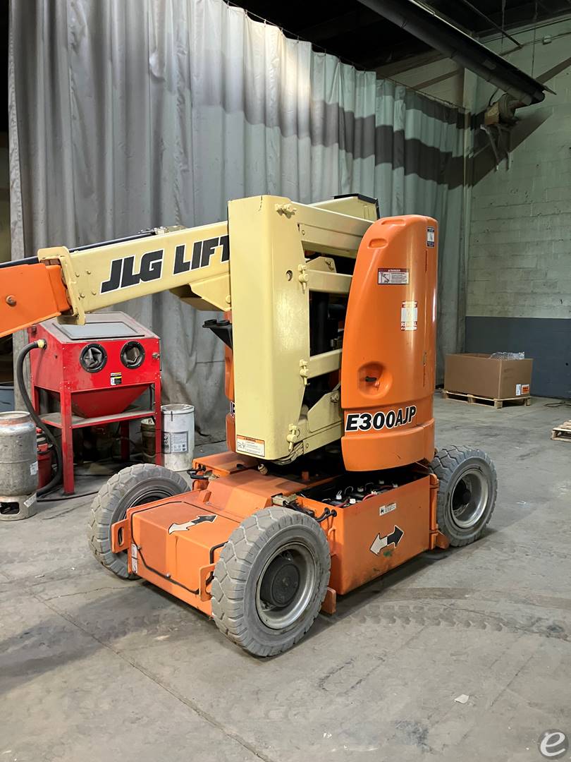 2012 JLG E300AJP
