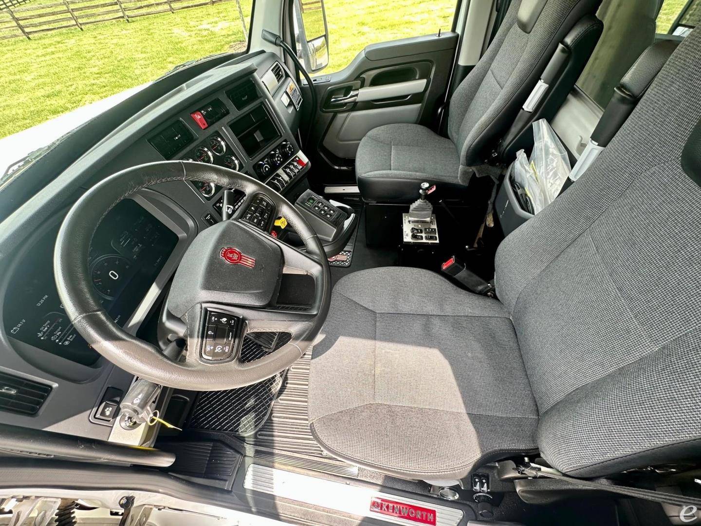 2025 Kenworth T880