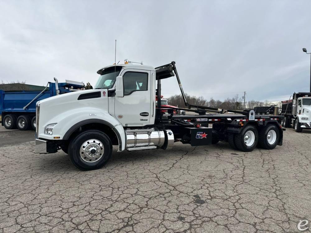 2025 Kenworth T880