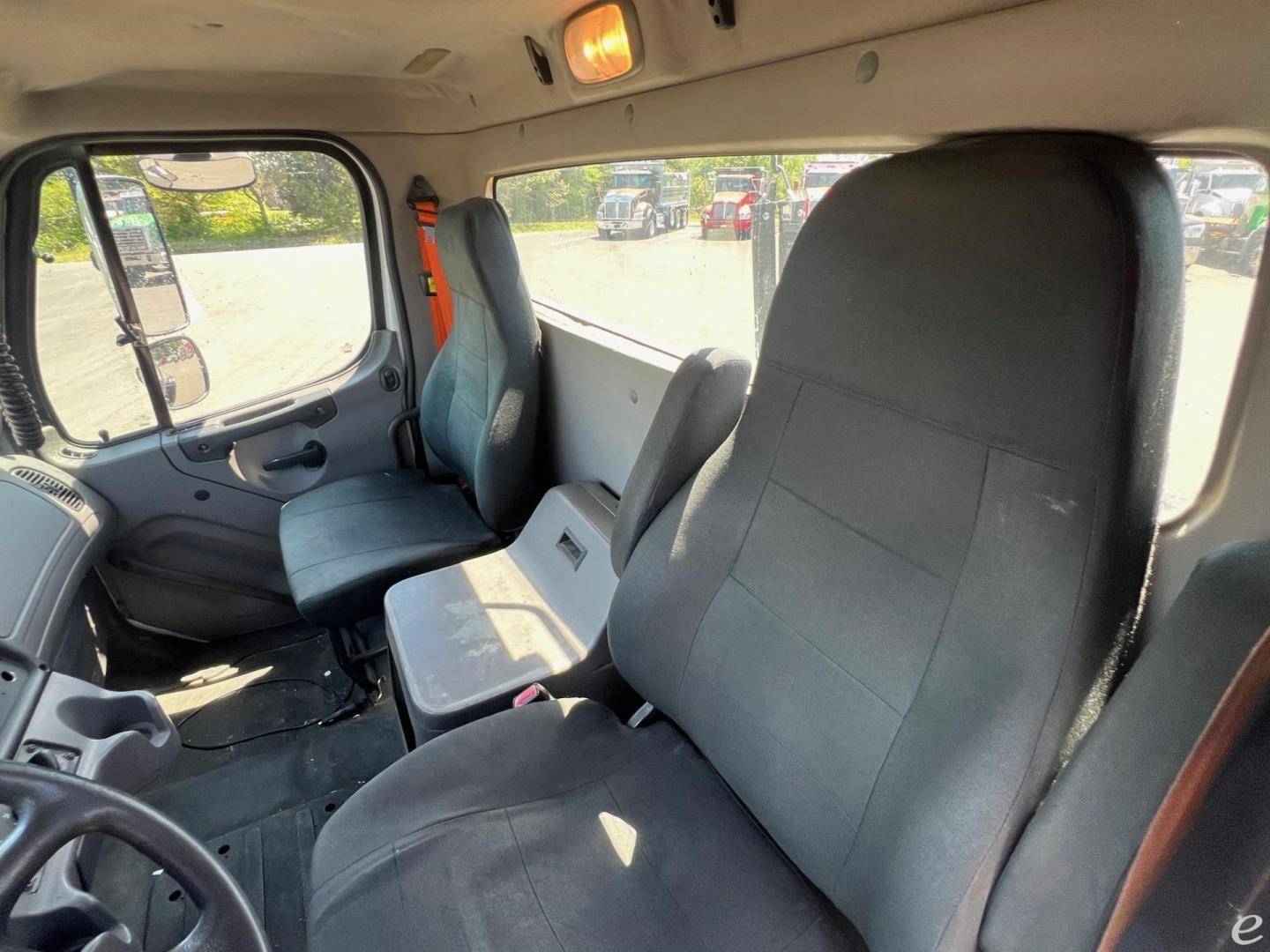 2013 Freightliner BUSINESS CLASS M2 106