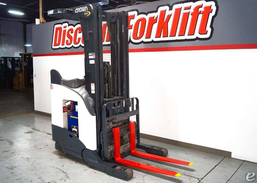 2001 Crown RR 5220-45 Electric Reach Truck - 123Forklift