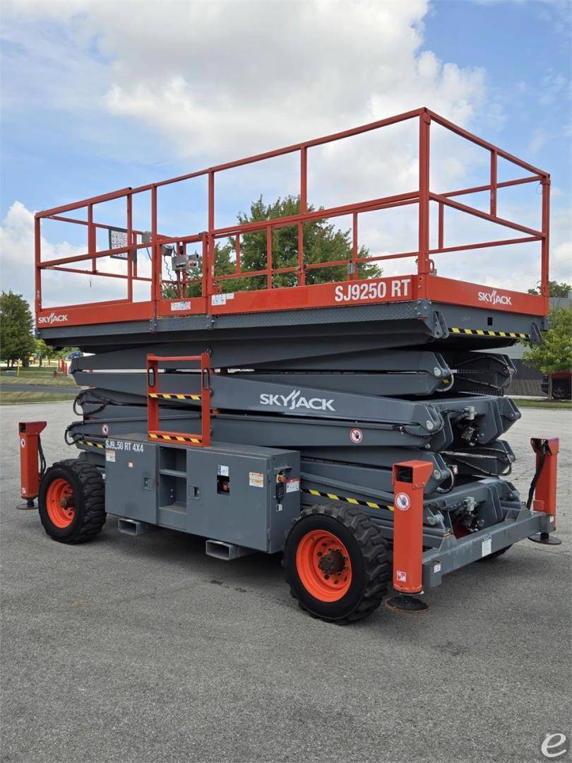 2019 Skyjack SJ9250RT Dual Fuel Scissor Lift - 123Forklift