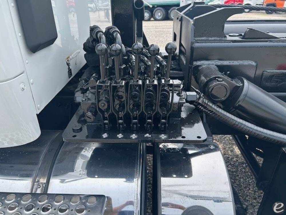2024 Kenworth T880