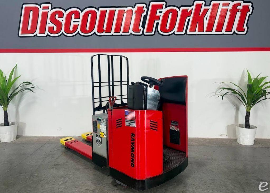 2017 Raymond 8900