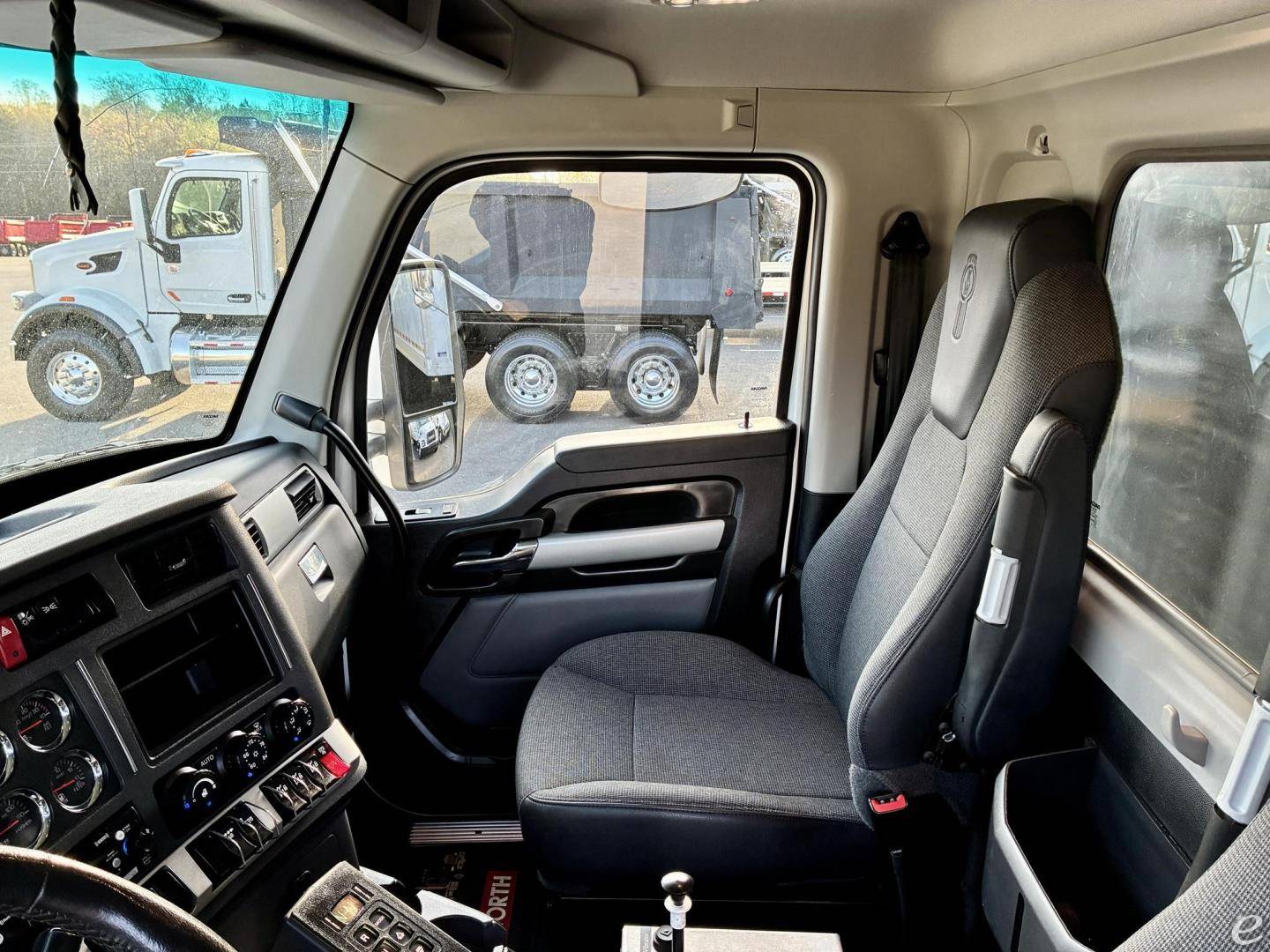 2025 Kenworth T880