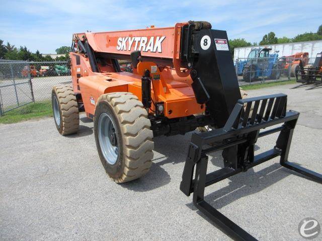 2017 JLG 8042