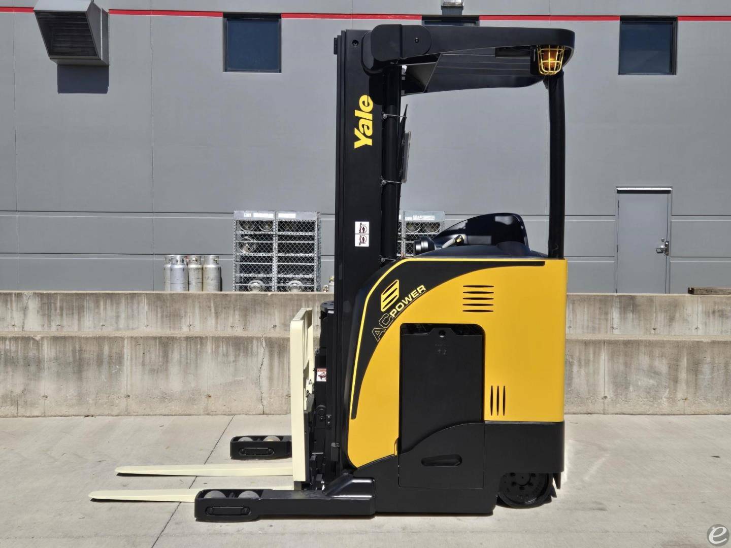 2017 Yale NR045EB Electric Reach Tr...