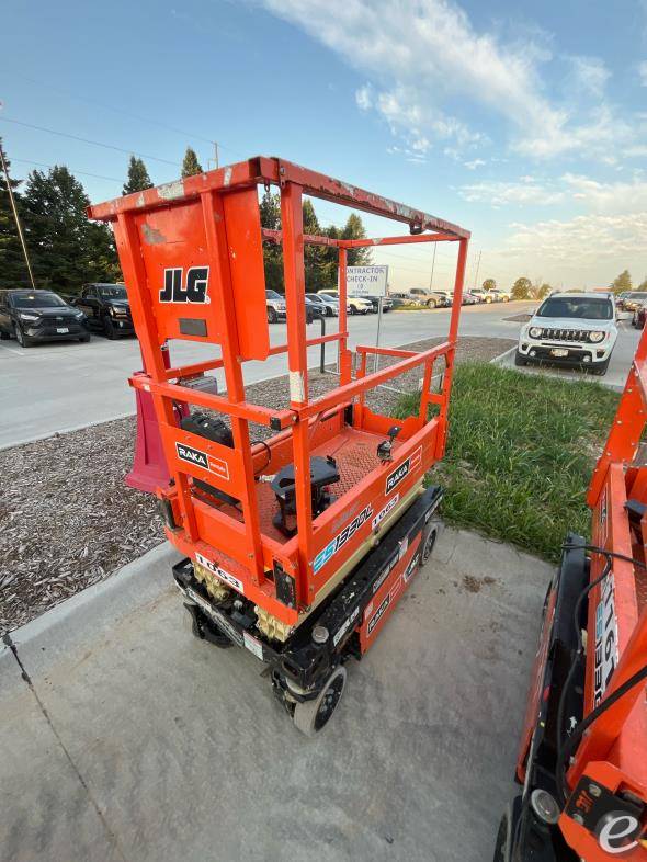 2022 JLG ES1330