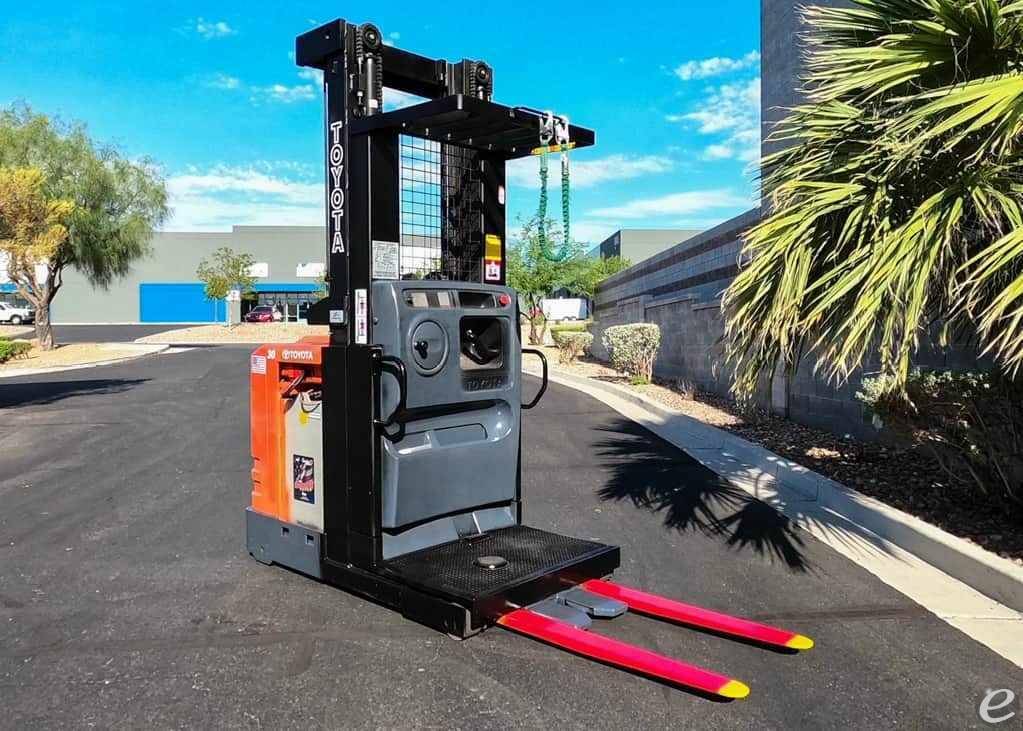 2010 Toyota 7BPUE15 Electric Order Picker - 123Forklift