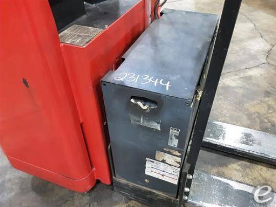 2017 Raymond 8900
