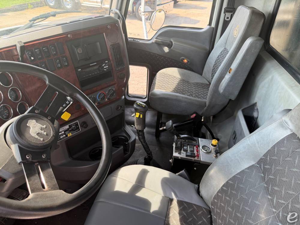 2017 Mack GRANITE GU713
