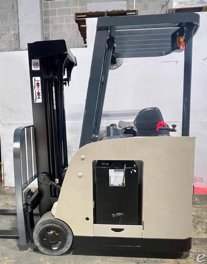 2004 Crown RC3020-30 Electric Forklift - 123Forklift