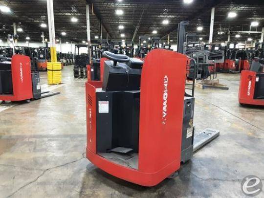 2017 Raymond 8900