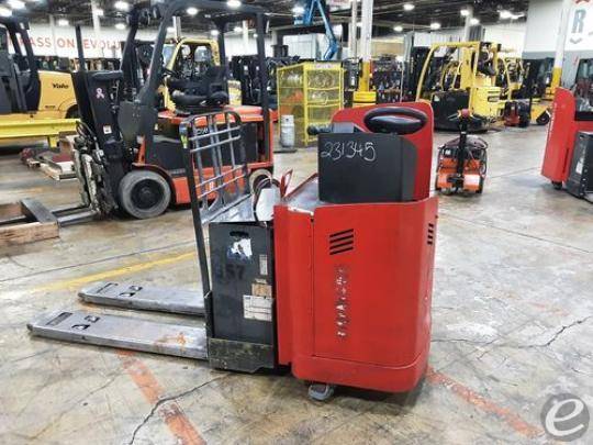 2017 Raymond 8900