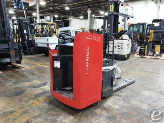 2017 Raymond 8900