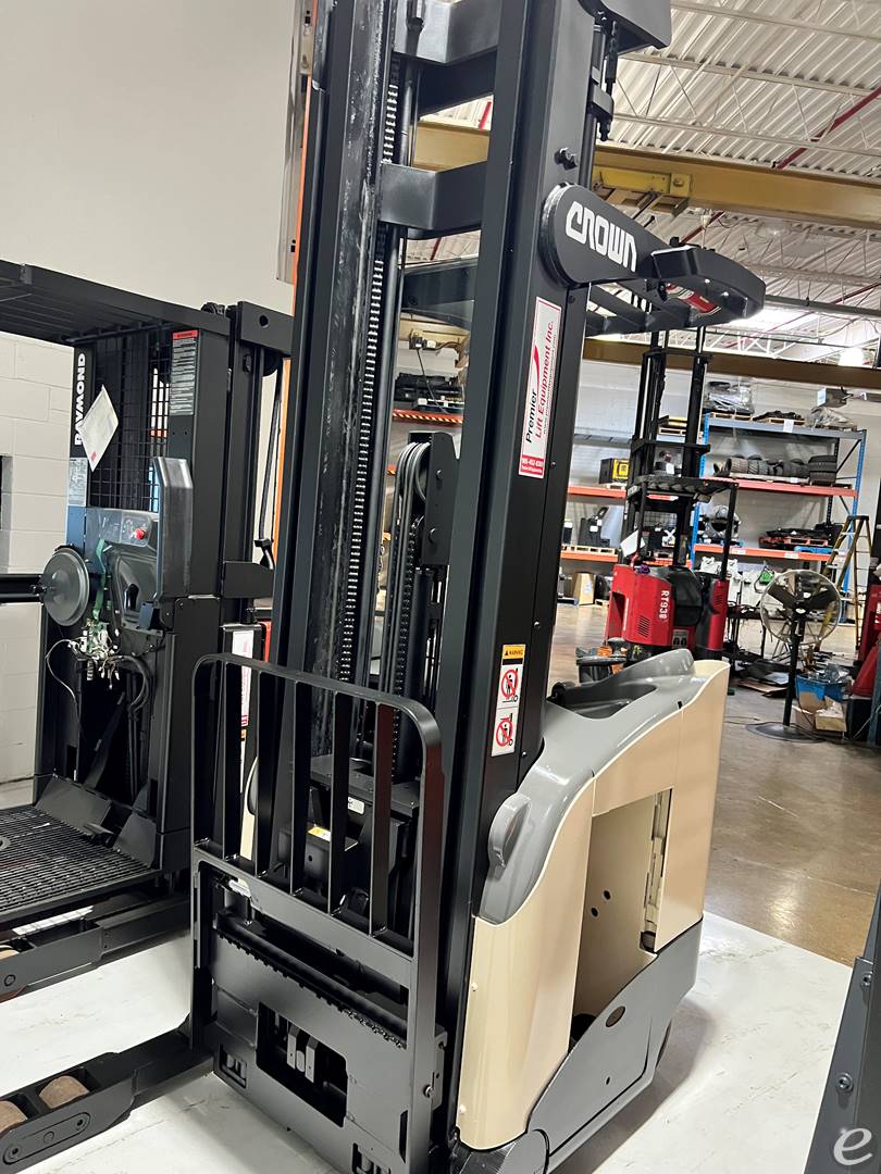 2004 Crown RR5220-35TT Electric Reach Truck - 123Forklift