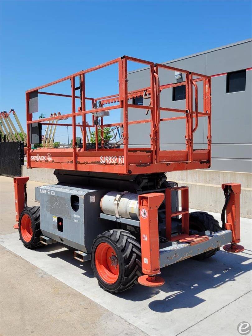 2015 Skyjack SJ6832RT Dual Fuel Scissor Lift - 123Forklift