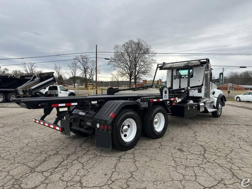 2025 Kenworth T880