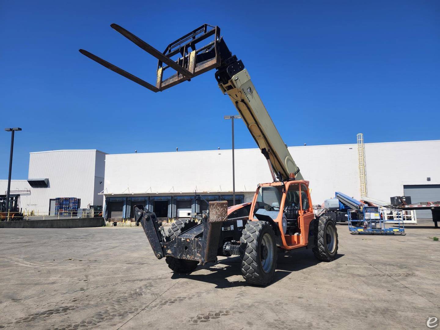 2017 JLG 1055