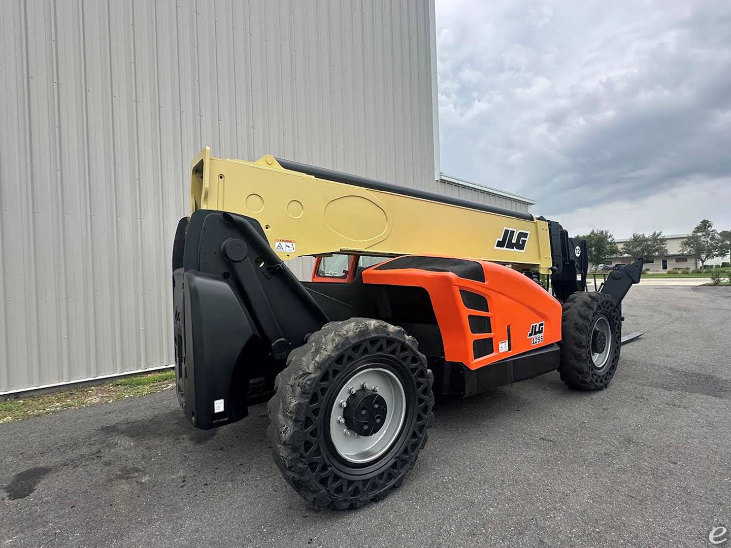 2016 JLG 1255