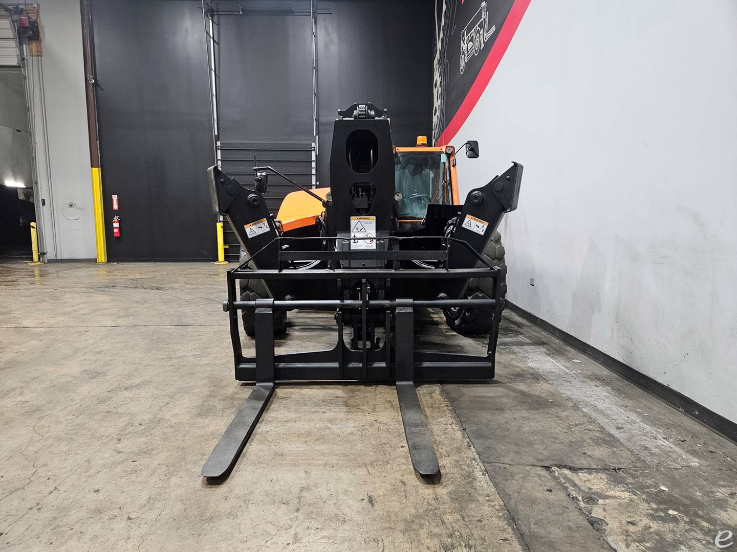 2016 JLG 1055