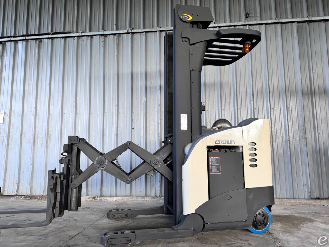 2002 Crown RD5220-30 Electric Reach Truck - 123Forklift