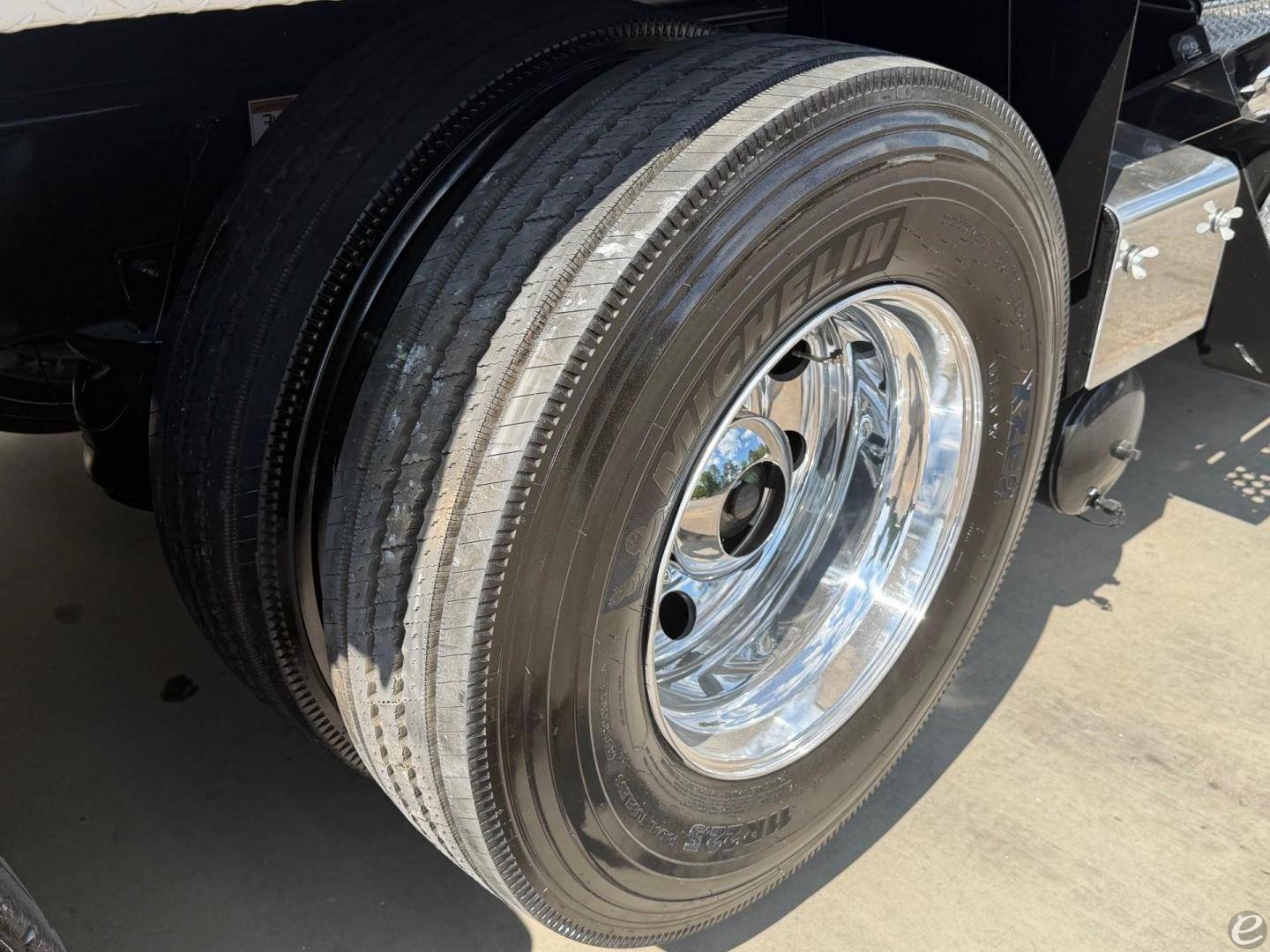 2025 Kenworth T880