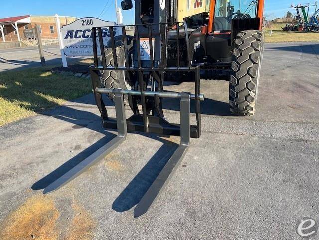 2023 JLG 742