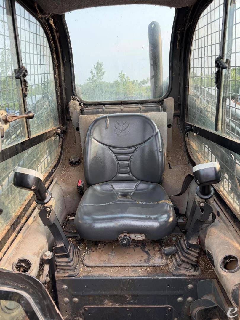 2015 New Holland L220
