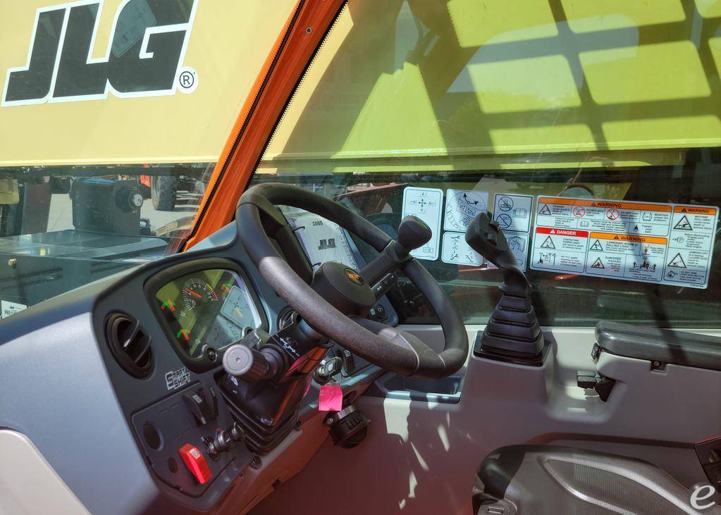 2025 JLG 1055