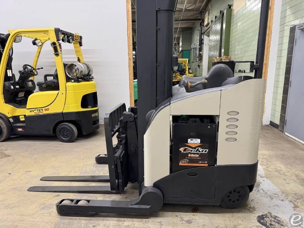 2001 Crown RD5220-30 Electric Reach Truck - 123Forklift