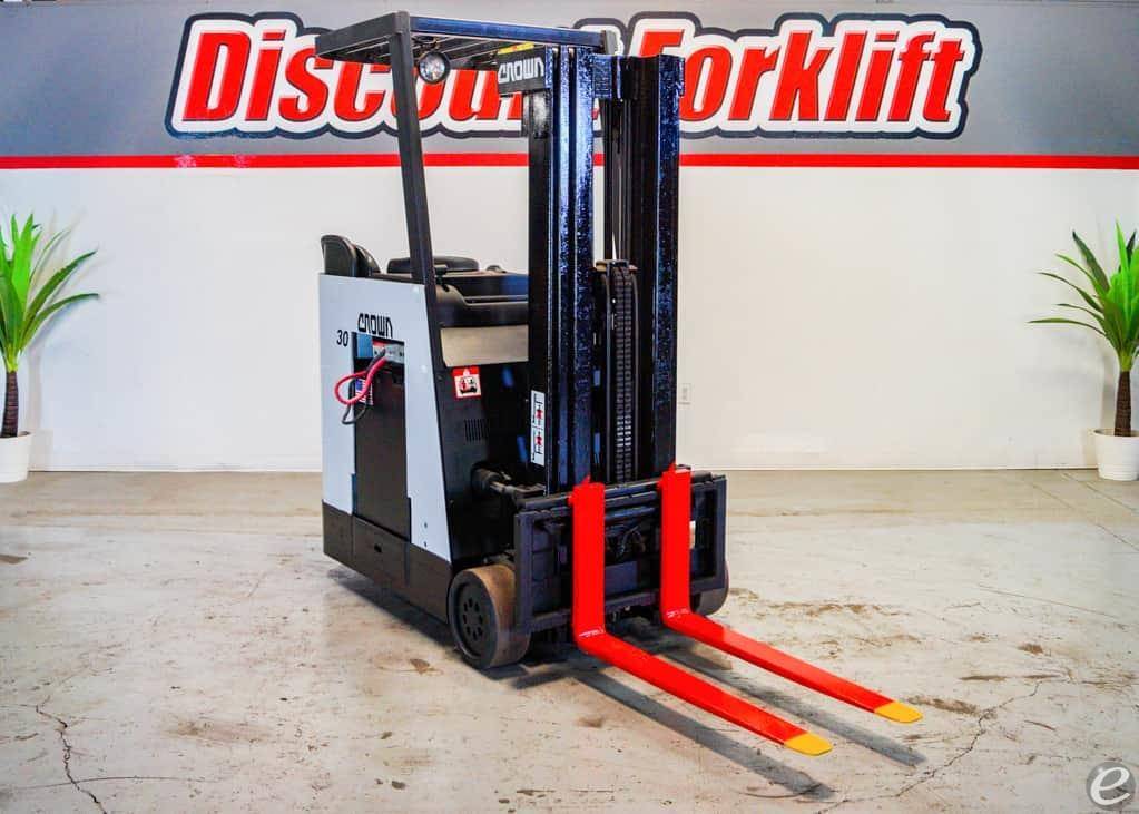 1999 Crown RC3020-30 Electric Forklift - 123Forklift