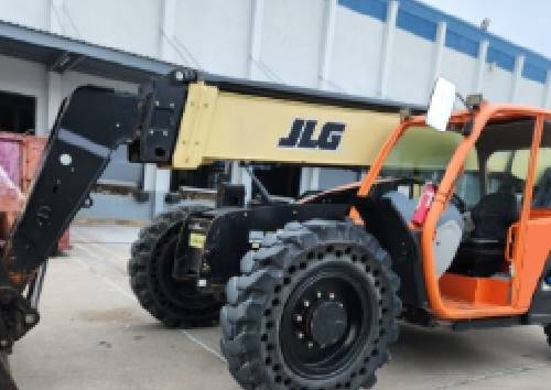 For Rent 9000 lbs - 43' lift -  Diesel