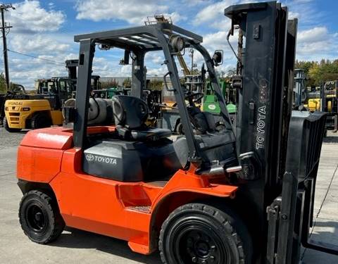 For Rent 10000 lbs - 187" lift - Gas/Propane - Indoor/Outdoor Pneumatic Tires