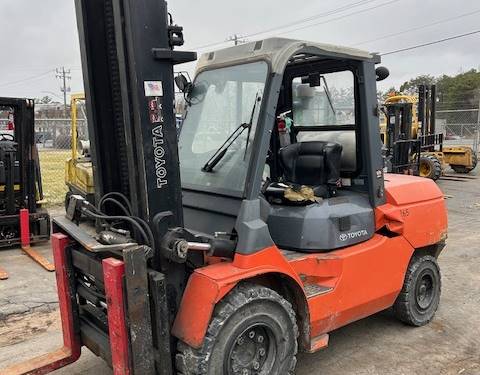 For Rent 11000 lbs - 179" lift - Gas/Propane - Indoor/Outdoor Pneumatic Tires