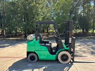For Rent 5000 lbs - 189" lift - Gas/Propane - Indoor/Outdoor Pneumatic Tires