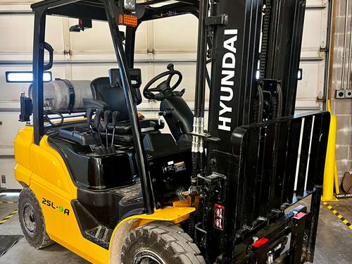 For Rent 5000 lbs - 185" lift - Gas/Propane - Indoor/Outdoor Pneumatic Tires
