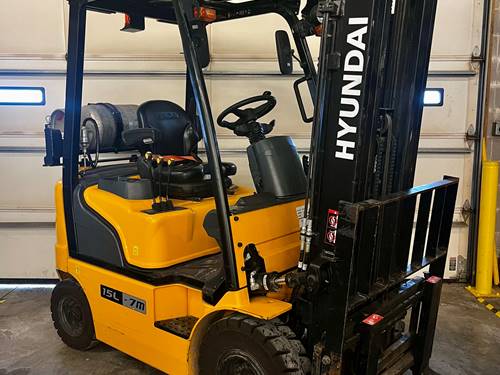 For Rent 3000 lbs - 185" lift - Gas/Propane - Indoor/Outdoor Pneumatic Tires