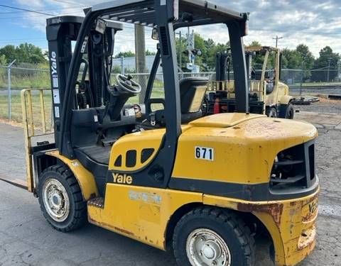 For Rent 8000 lbs - 186" lift -  Diesel - Indoor/Outdoor Pneumatic Tires